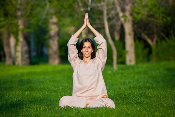 Praticare yoga al mattino, con sfondo alberi — Foto Stock