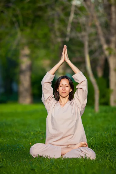 Practicar yoga por la mañana, con fondo de árboles — Foto de Stock