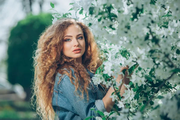 Beautiful young Caucasian girl with curly hair outdoors — Stock Photo, Image