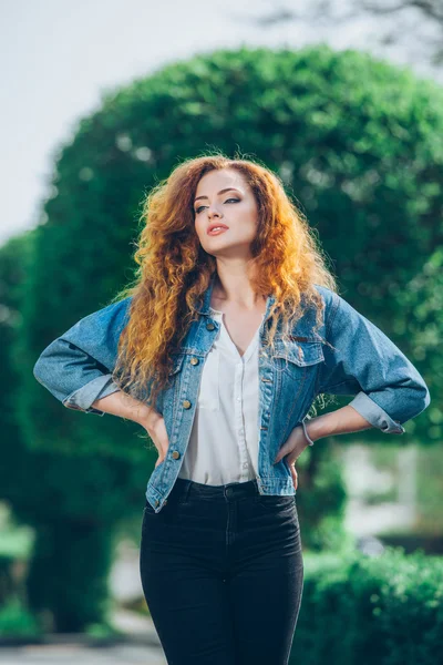 Hermosa joven caucásica chica con el pelo rizado al aire libre —  Fotos de Stock