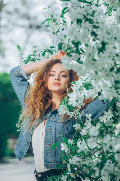 Gadis muda kaukasia cantik dengan rambut keriting di luar — Stok Foto