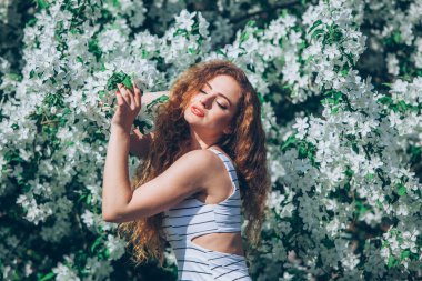 Çiçekli güzel genç kadın ile muhteşem kıvırcık Fuarı açık havada,