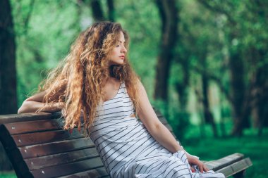 Güzel genç kadın ile muhteşem kıvırcık adil açık havada, extencions, düz, kıvırcık, Cilt, perma