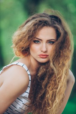 Güzel genç kadın ile muhteşem kıvırcık adil açık havada, extencions, düz, kıvırcık, Cilt, perma