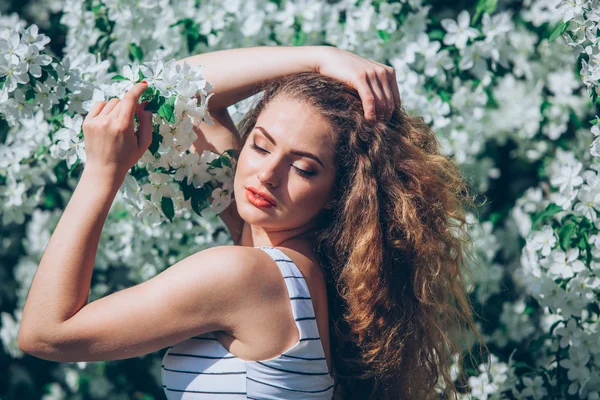 Hermosa mujer joven con hermosa feria rizada al aire libre, la floración —  Fotos de Stock