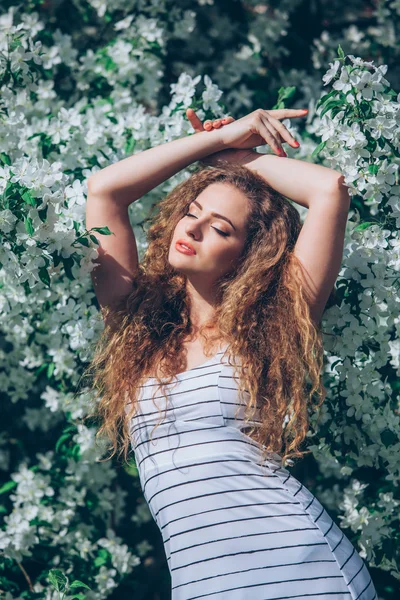 Hermosa mujer joven con hermosa feria rizada al aire libre, la floración —  Fotos de Stock