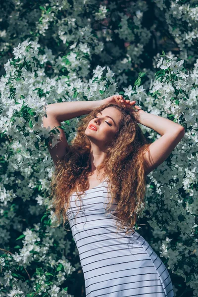 Hermosa mujer joven con hermosa feria rizada al aire libre, la floración — Foto de Stock