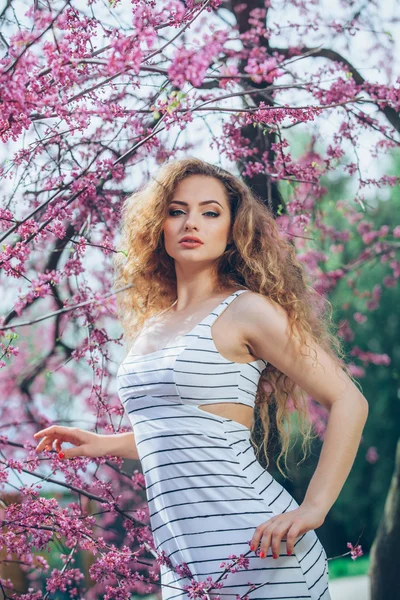 Hermosa mujer joven con hermosa feria rizada al aire libre, la floración — Foto de Stock