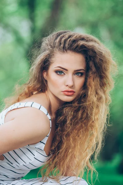 Beautiful young woman with gorgeous curly fair outdoors, extencions, frizz, frizzy, volume, perm — Stock Photo, Image