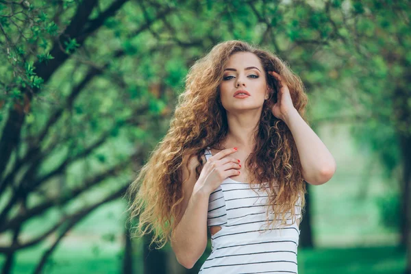 Beautiful young woman with gorgeous curly fair outdoors, extencions, frizz, frizzy, volume, perm — Stock Photo, Image