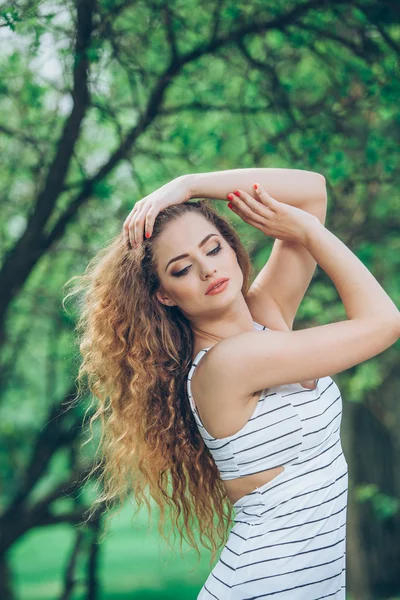 Hermosa mujer joven con hermosa feria rizada al aire libre, extencions, frizz, encrespado, volumen, permanente — Foto de Stock