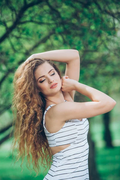 Hermosa mujer joven con hermosa feria rizada al aire libre, extencions, frizz, encrespado, volumen, permanente — Foto de Stock