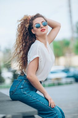 Güzellik kız açık havada zevk doğa. Şehirde, güneş ışığı çalışan uzun sağlıklı üfleme saçlı güzel genç Model kız. Parlayan güneş özgür mutlu kadın. Sıcak renkler