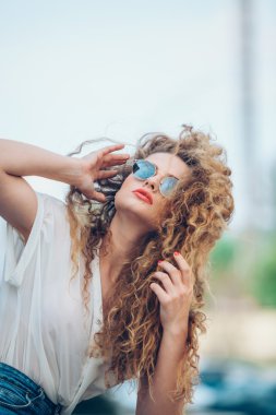 Güzellik kız açık havada zevk doğa. Şehirde, güneş ışığı çalışan uzun sağlıklı üfleme saçlı güzel genç Model kız. Parlayan güneş özgür mutlu kadın. Sıcak renkler