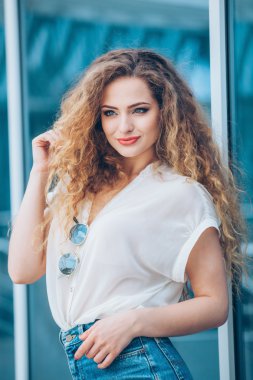 Güzellik kız açık havada zevk doğa. Şehirde, güneş ışığı çalışan uzun sağlıklı üfleme saçlı güzel genç Model kız. Parlayan güneş özgür mutlu kadın. Sıcak renkler