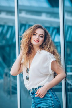 Güzellik kız açık havada zevk doğa. Şehirde, güneş ışığı çalışan uzun sağlıklı üfleme saçlı güzel genç Model kız. Parlayan güneş özgür mutlu kadın. Sıcak renkler