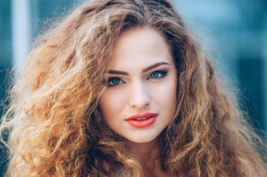 Güzellik kız açık havada zevk doğa. Şehirde, güneş ışığı çalışan uzun sağlıklı üfleme saçlı güzel genç Model kız. Parlayan güneş özgür mutlu kadın. Sıcak renkler