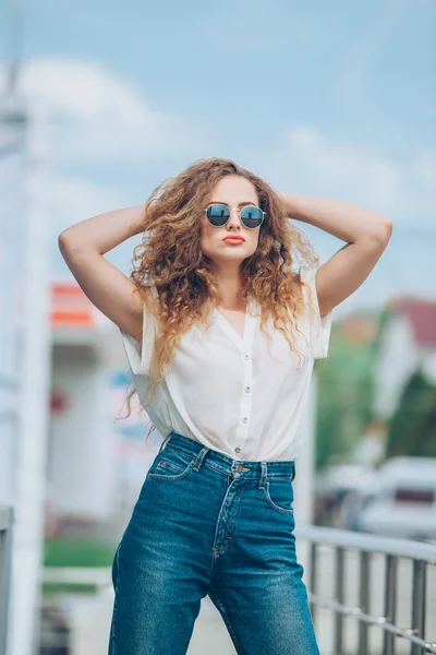 Beauty Girl Al aire libre disfrutando de la naturaleza. Hermosa chica modelo adolescente con cabello largo y saludable que sopla corriendo en la ciudad, Sun Light. Sol Brillante. Mujer feliz libre. En colores cálidos —  Fotos de Stock