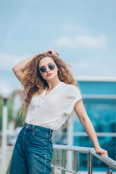 Beauty Girl Al aire libre disfrutando de la naturaleza. Hermosa chica modelo adolescente con cabello largo y saludable que sopla corriendo en la ciudad, Sun Light. Sol Brillante. Mujer feliz libre. En colores cálidos —  Fotos de Stock