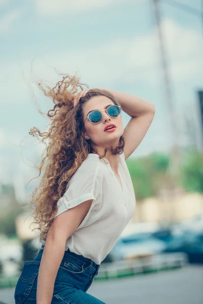 Beauty Girl Al aire libre disfrutando de la naturaleza. Hermosa chica modelo adolescente con cabello largo y saludable que sopla corriendo en la ciudad, Sun Light. Sol Brillante. Mujer feliz libre. En colores cálidos —  Fotos de Stock