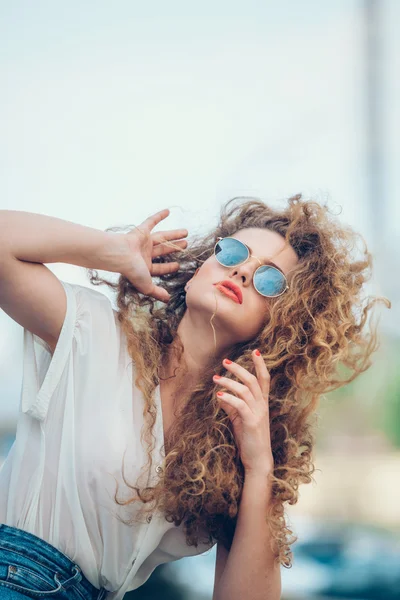 Beauty Girl Al aire libre disfrutando de la naturaleza. Hermosa chica modelo adolescente con cabello largo y saludable que sopla corriendo en la ciudad, Sun Light. Sol Brillante. Mujer feliz libre. En colores cálidos —  Fotos de Stock