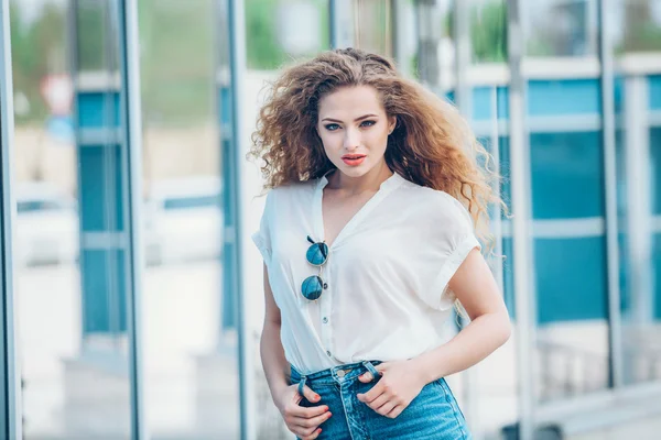 Schönheit Mädchen im Freien genießen die Natur. schöne Teenager-Model-Mädchen mit langen gesunden wehenden Haaren läuft in der Stadt, Sonnenlicht. glühende Sonne. freie, glückliche Frau. in warmen Farben — Stockfoto