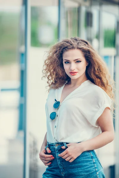 Beauté fille En plein air profiter de la nature. Belle adolescente modèle fille avec de longs cheveux sains soufflant courir dans la ville, la lumière du soleil. Glow Sun. Free Happy Woman. Dans des couleurs chaudes — Photo