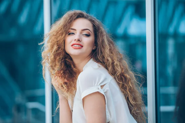 Beauty Girl Al aire libre disfrutando de la naturaleza. Hermosa chica modelo adolescente con cabello largo y saludable que sopla corriendo en la ciudad, Sun Light. Sol Brillante. Mujer feliz libre. En colores cálidos — Foto de Stock