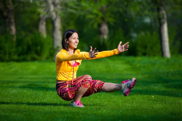 Sport and lifestyle concept - woman doing sports outdoors — Stock Photo, Image