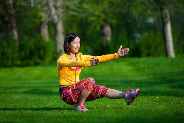 Concepto de deporte y estilo de vida - mujer haciendo deportes al aire libre — Foto de Stock
