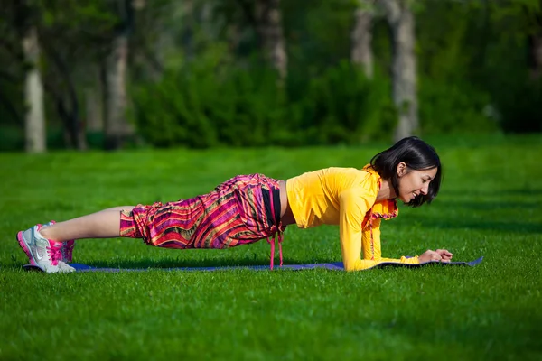 Concepto de deporte y estilo de vida - mujer haciendo deportes al aire libre —  Fotos de Stock