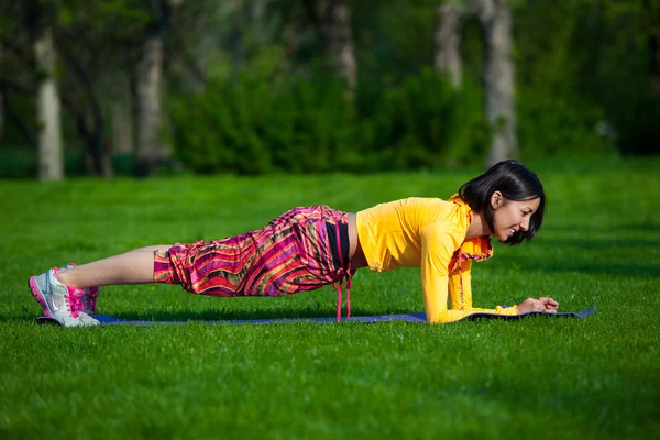 Concepto de deporte y estilo de vida - mujer haciendo deportes al aire libre —  Fotos de Stock