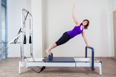 jimnastik salonu kadın reformcu yatakta uzanan pilate eğitmen