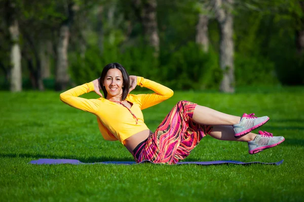 Zdravá mladá žena protahování před fitness a cvičení — Stock fotografie