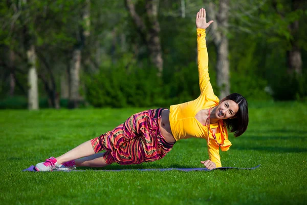 Fitness žena na zelený park — Stock fotografie