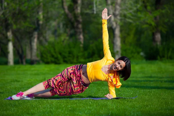 Mujer fitness en el parque verde — Foto de Stock