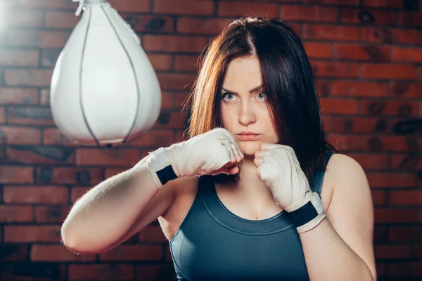 Entraînement de boxe jeune femme sur la salle de gym — Photo