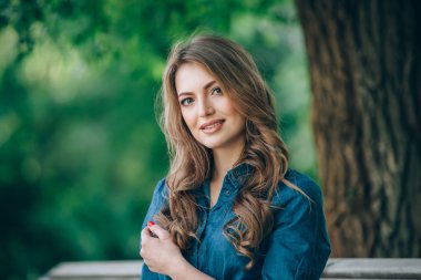 Park açık havada güzel bir sarışın portresi