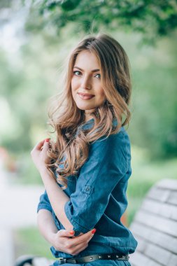 Park açık havada güzel bir sarışın portresi