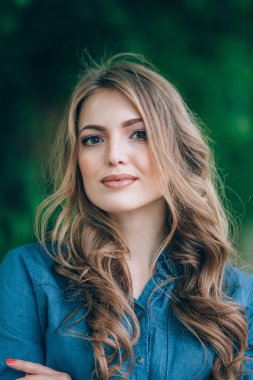 Park açık havada güzel bir sarışın portresi