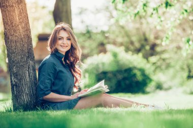 Kız parkta bir kitap okuma