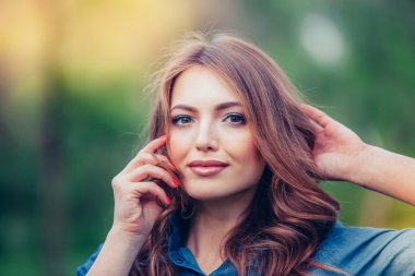 Park açık havada güzel bir sarışın portresi