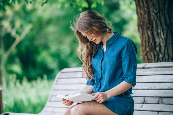 Girl reading a book in park — Stock Photo, Image