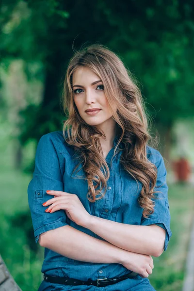 Retrato de una hermosa rubia al aire libre en el parque — Foto de Stock