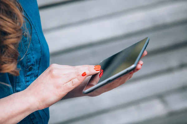 Sidovy av en ung kvinna med tablet PC på parkbänk — Stockfoto