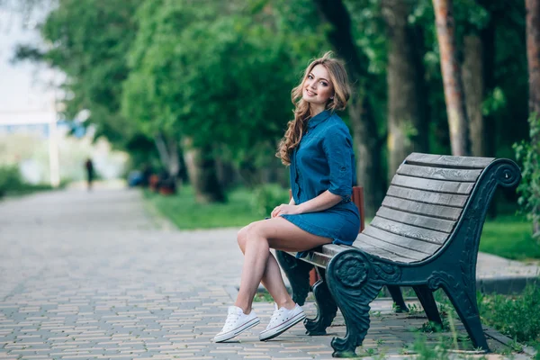 Portret van een mooie blonde buiten in het park — Stockfoto