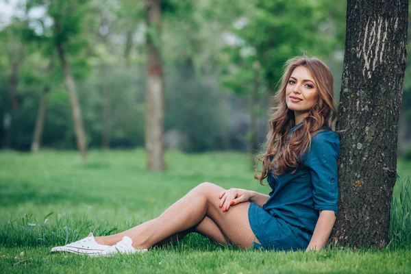 Portrait of a beautiful blonde outdoors in the park — Stock Photo, Image