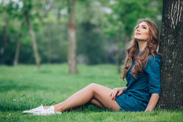 Retrato de una hermosa rubia al aire libre en el parque — Foto de Stock