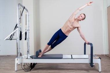 Adam kapalı spor salonunda Pilates reformer Egzersiz Egzersizler