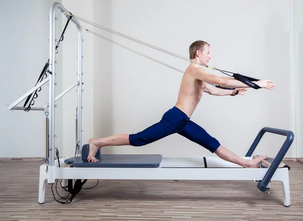 Pilates reformador exercícios homem no ginásio indoor — Fotografia de Stock